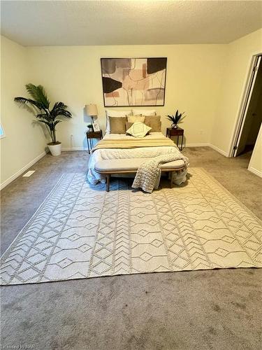 8635 Chickory Trail, Niagara Falls, ON - Indoor Photo Showing Bedroom