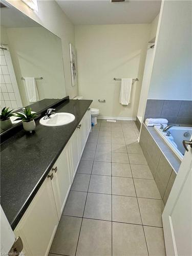 8635 Chickory Trail, Niagara Falls, ON - Indoor Photo Showing Bathroom