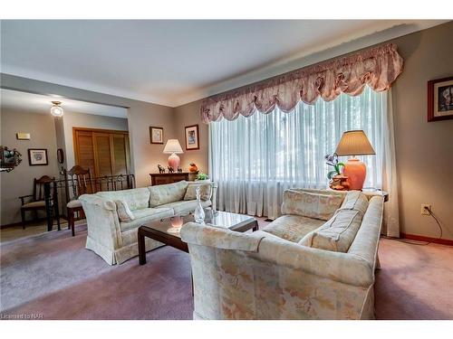 48 Prince Charles Drive, St. Catharines, ON - Indoor Photo Showing Living Room