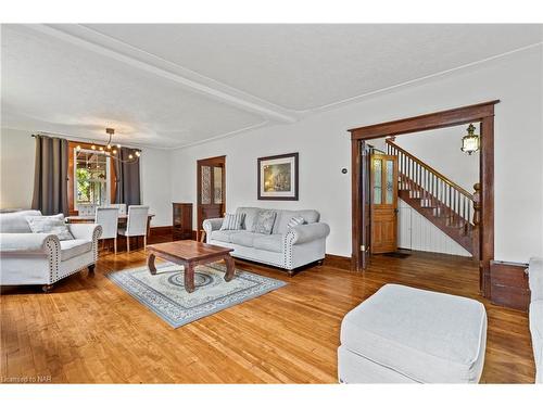 22 Robinson Street S, Grimsby, ON - Indoor Photo Showing Living Room