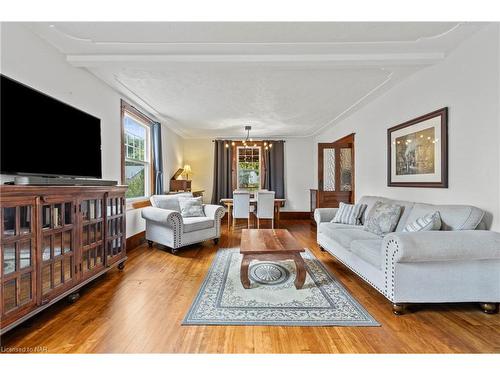 22 Robinson Street S, Grimsby, ON - Indoor Photo Showing Living Room