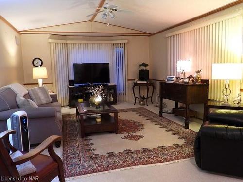 165-3033 Townline Road, Stevensville, ON - Indoor Photo Showing Living Room