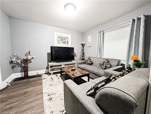 55 ½ Welland Avenue, St. Catharines, ON - Indoor Photo Showing Living Room