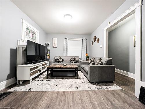 55 ½ Welland Avenue, St. Catharines, ON - Indoor Photo Showing Living Room