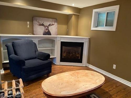 27 Argyle Court, Welland, ON - Indoor Photo Showing Living Room With Fireplace