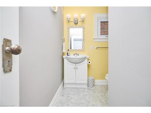 171 Geneva Street, St. Catharines, ON - Indoor Photo Showing Bathroom