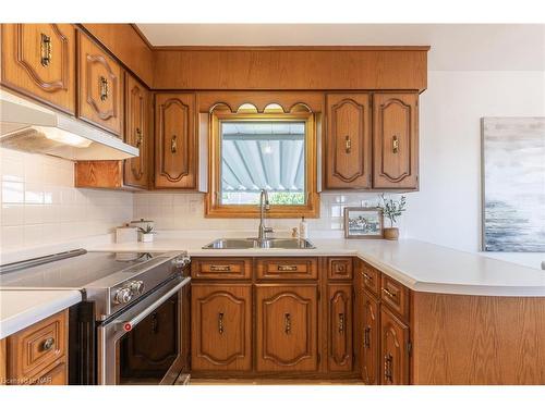 3580 Dorchester Road, Niagara Falls, ON - Indoor Photo Showing Kitchen With Double Sink