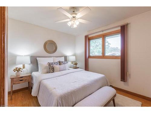 3580 Dorchester Road, Niagara Falls, ON - Indoor Photo Showing Bedroom