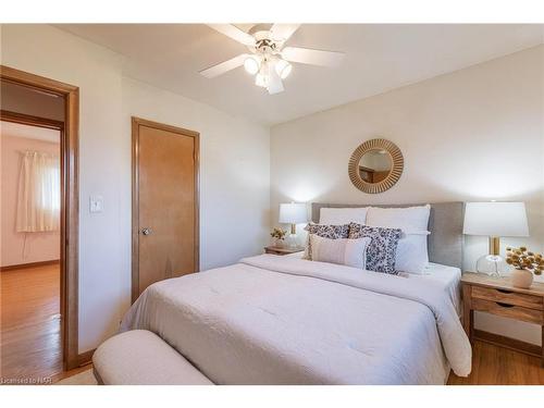 3580 Dorchester Road, Niagara Falls, ON - Indoor Photo Showing Bedroom