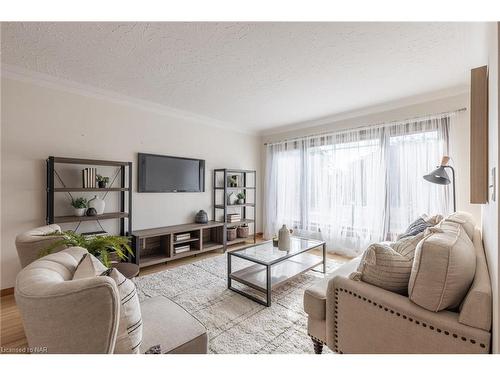 3580 Dorchester Road, Niagara Falls, ON - Indoor Photo Showing Living Room