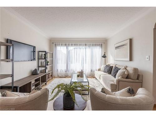 3580 Dorchester Road, Niagara Falls, ON - Indoor Photo Showing Living Room