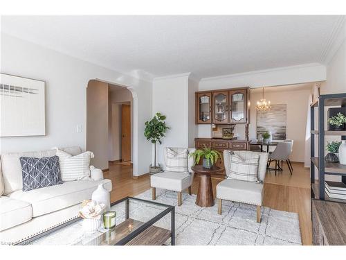 3580 Dorchester Road, Niagara Falls, ON - Indoor Photo Showing Living Room