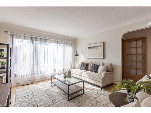 3580 Dorchester Road, Niagara Falls, ON - Indoor Photo Showing Living Room