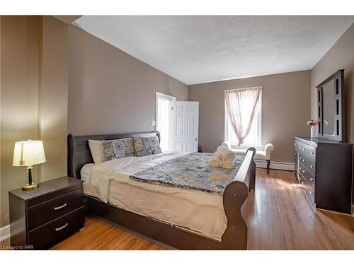 16 Dexter Street, St. Catharines, ON - Indoor Photo Showing Bedroom