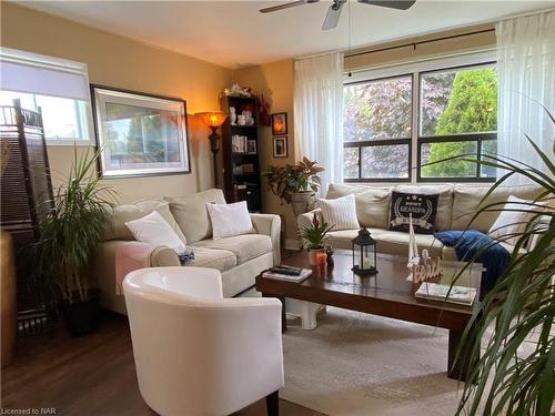 133 Lavinia Street, Fort Erie, ON - Indoor Photo Showing Living Room