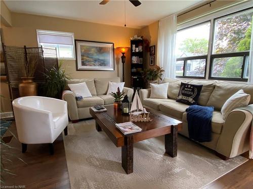 133 Lavinia Street, Fort Erie, ON - Indoor Photo Showing Living Room