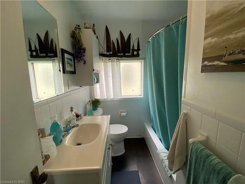 133 Lavinia Street, Fort Erie, ON - Indoor Photo Showing Bathroom