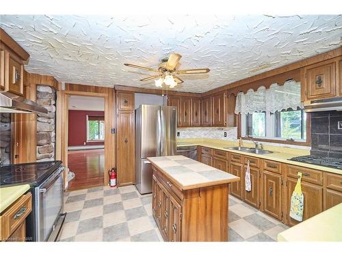 3595 Switch Road, Stevensville, ON - Indoor Photo Showing Kitchen With Double Sink