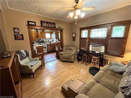 246 Kent Street, Port Colborne, ON - Indoor Photo Showing Living Room