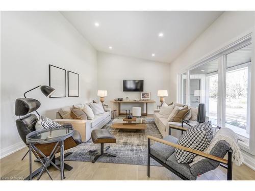 262 Riverview Boulevard, St. Catharines, ON - Indoor Photo Showing Living Room