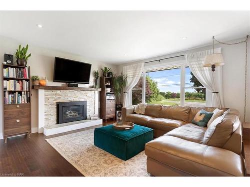 472 Read Road, St. Catharines, ON - Indoor Photo Showing Living Room