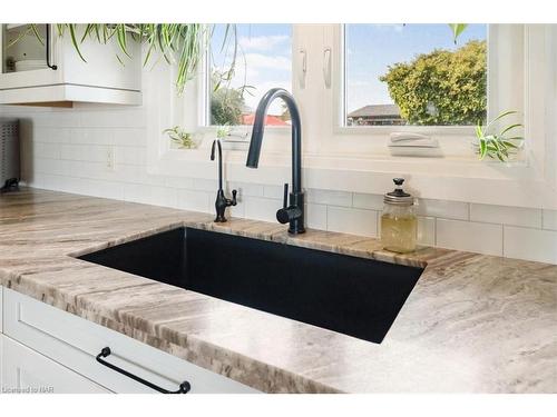 472 Read Road, St. Catharines, ON - Indoor Photo Showing Kitchen With Double Sink