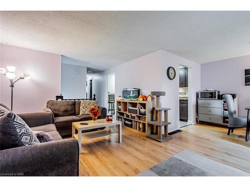 12 Tara Crescent, Thorold, ON - Indoor Photo Showing Living Room