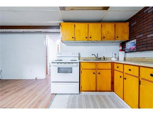 12 Tara Crescent, Thorold, ON - Indoor Photo Showing Kitchen