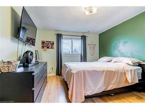 12 Tara Crescent, Thorold, ON - Indoor Photo Showing Bedroom