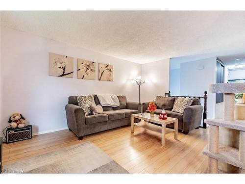 12 Tara Crescent, Thorold, ON - Indoor Photo Showing Living Room