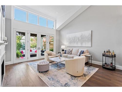 7 Albion Way, Niagara-On-The-Lake, ON - Indoor Photo Showing Living Room