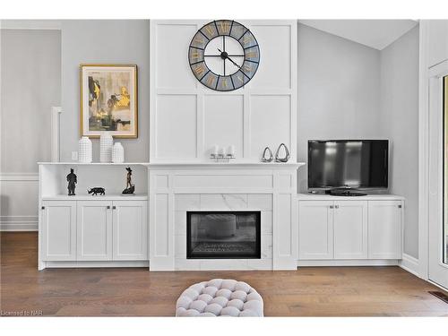 7 Albion Way, Niagara-On-The-Lake, ON - Indoor Photo Showing Living Room With Fireplace