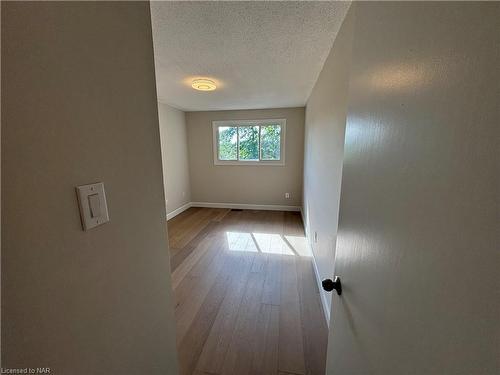 96 Strada Boulevard, St. Catharines, ON - Indoor Photo Showing Other Room