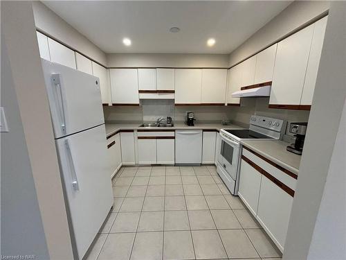 96 Strada Boulevard, St. Catharines, ON - Indoor Photo Showing Kitchen With Double Sink