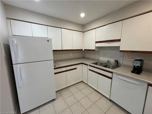 96 Strada Boulevard, St. Catharines, ON - Indoor Photo Showing Kitchen With Double Sink