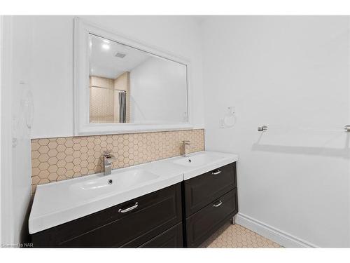 59 Permilla Street, St. Catharines, ON - Indoor Photo Showing Bathroom