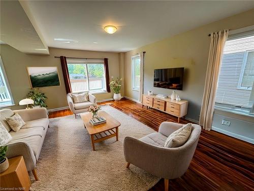 318 First Avenue Avenue, Welland, ON - Indoor Photo Showing Living Room