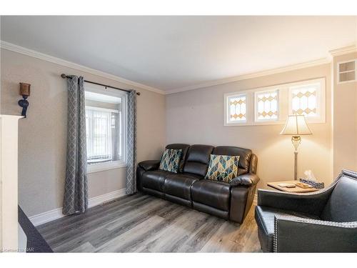 4584 Sixth Avenue, Niagara Falls, ON - Indoor Photo Showing Living Room