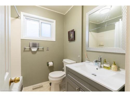 4584 Sixth Avenue, Niagara Falls, ON - Indoor Photo Showing Bathroom