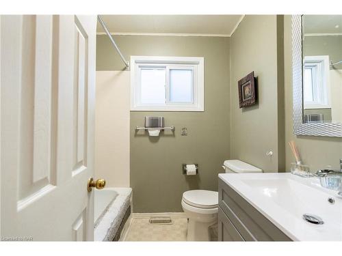 4584 Sixth Avenue, Niagara Falls, ON - Indoor Photo Showing Bathroom