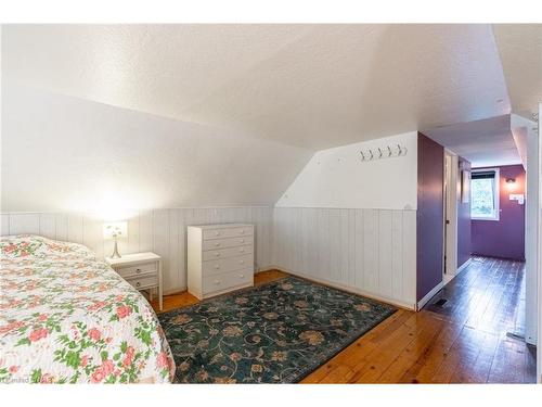 4584 Sixth Avenue, Niagara Falls, ON - Indoor Photo Showing Bedroom