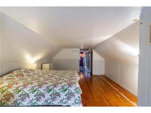 4584 Sixth Avenue, Niagara Falls, ON - Indoor Photo Showing Bedroom