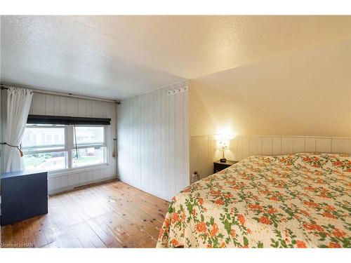 4584 Sixth Avenue, Niagara Falls, ON - Indoor Photo Showing Bedroom