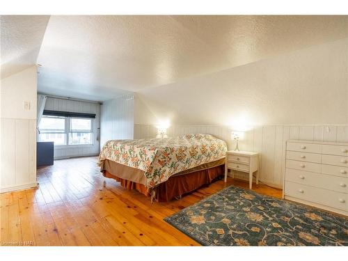 4584 Sixth Avenue, Niagara Falls, ON - Indoor Photo Showing Bedroom