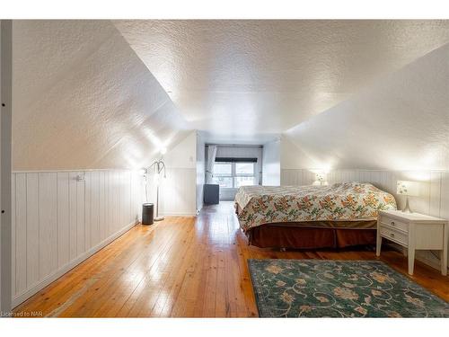 4584 Sixth Avenue, Niagara Falls, ON - Indoor Photo Showing Bedroom