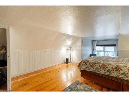 4584 Sixth Avenue, Niagara Falls, ON - Indoor Photo Showing Bedroom