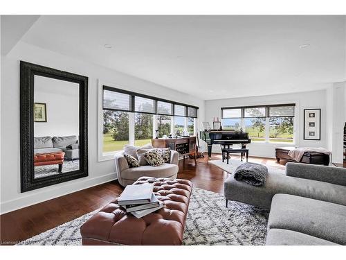 322 Russ Road, Grimsby, ON - Indoor Photo Showing Living Room