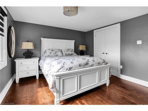 322 Russ Road, Grimsby, ON - Indoor Photo Showing Bedroom