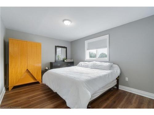 99 Bartlett Street, Thorold, ON - Indoor Photo Showing Bedroom