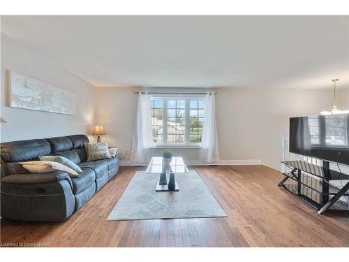 99 Bartlett Street, Thorold, ON - Indoor Photo Showing Living Room